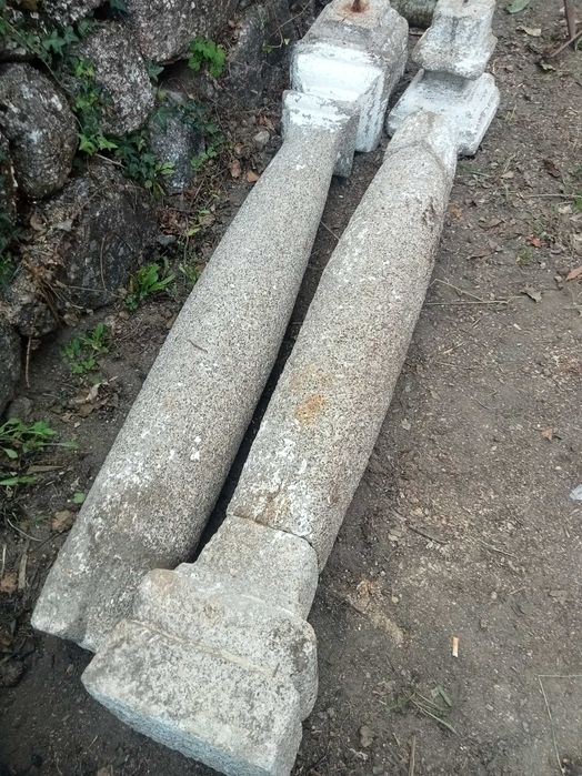 Duas colunas em pedra centenarias