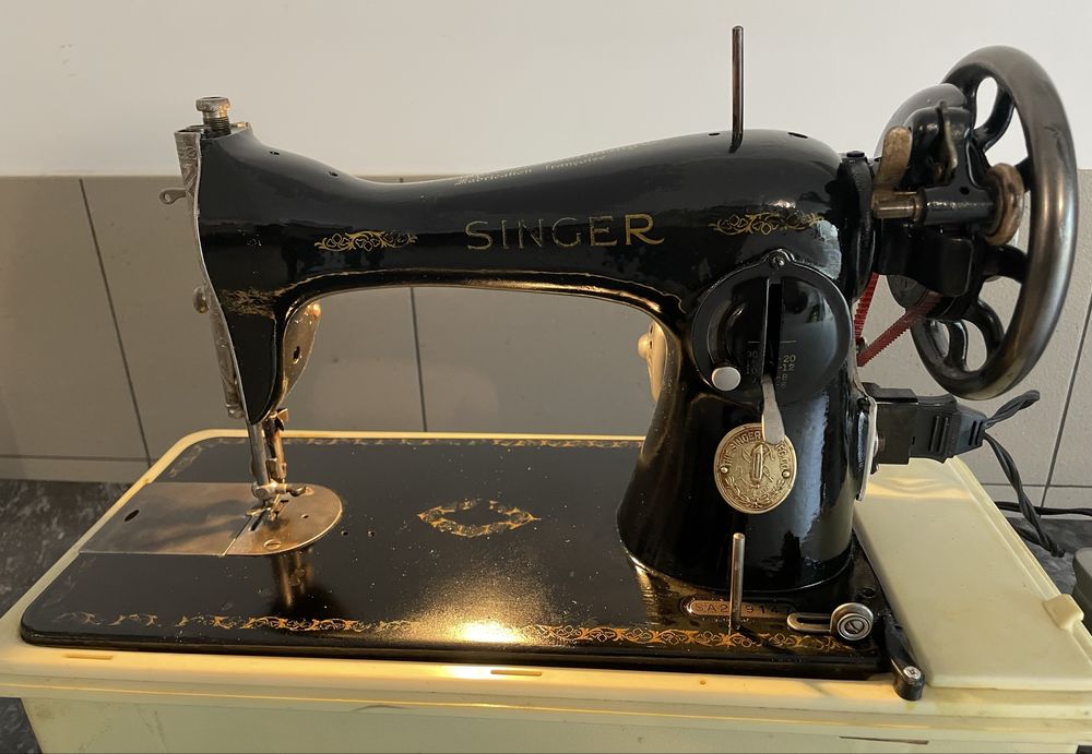 Singer restaurada com motir elétrico