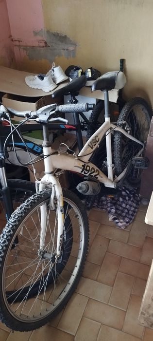 Bicicleta Btwin e outra do Vitória
