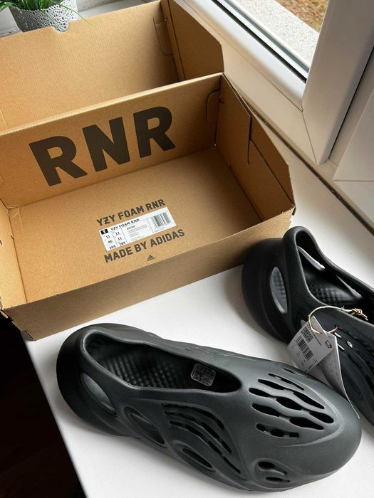 buty klapki yeezy foam rnnr carbon onyx czarne szare