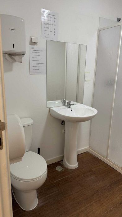 Aluga se gabinete com cerca de 12m2 com WC privado