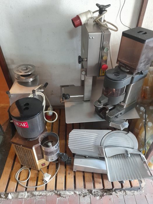 Lote de Maquinas diversas de café e talho padaria etc.