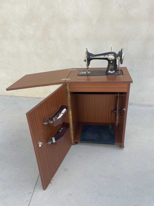 Máquina de Costura Antiga com Móvel – Para Decoração ou Restauro