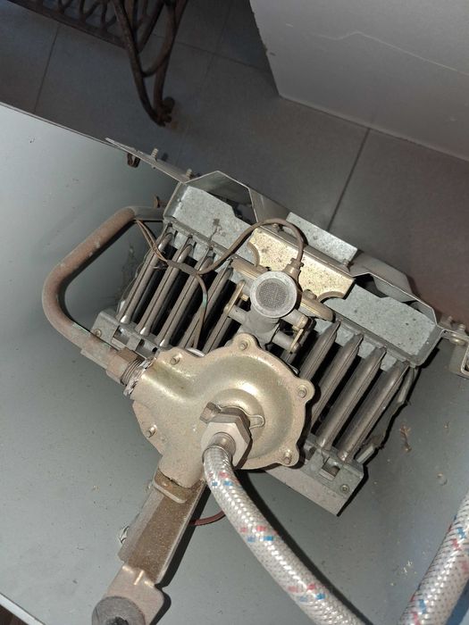 Esquentador a gaz armários e gaiolas e maquina de cpstura antiga