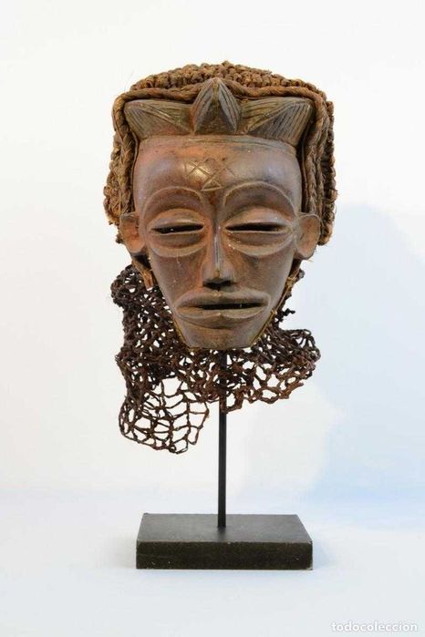 Máscara feminina Chokwe/Tshokwe Pwo em madeira e fibras