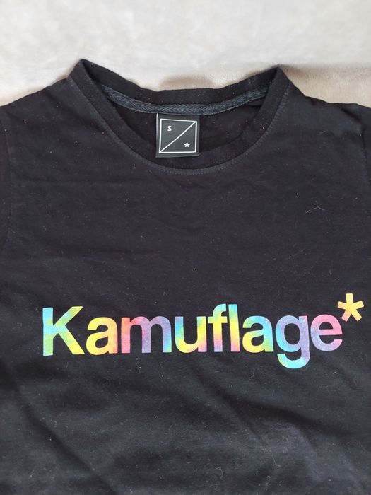 Kamuflage koszulka czarna z kolorowym logo S