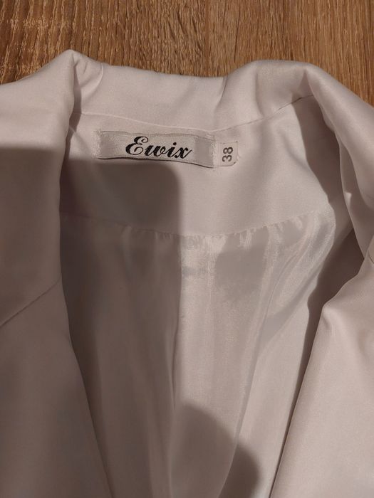 Biały żakiet satynowy rozmiar 38