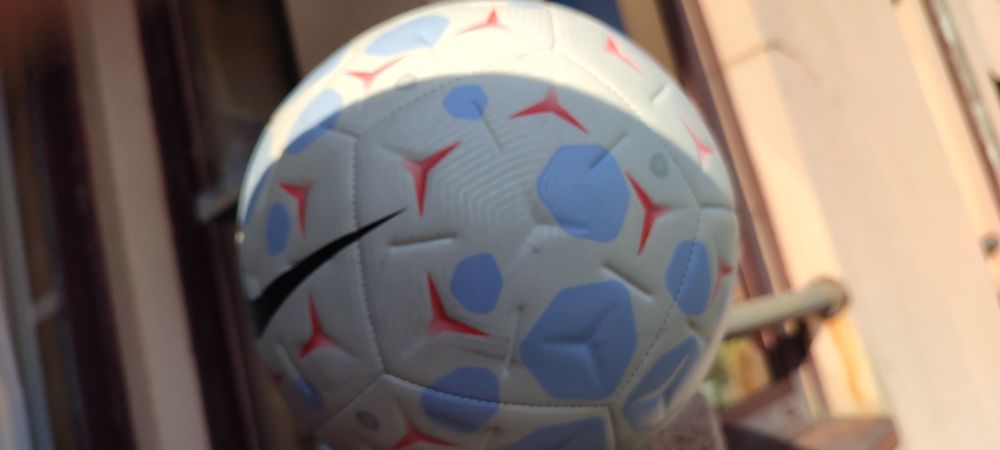 Bola de futebol Nike Academy + 1