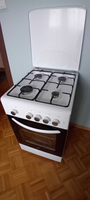 Kuchenka gazowa  z piekarnikiem gazowym.
