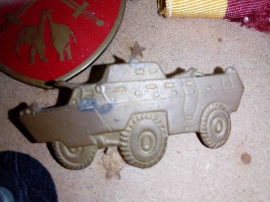 simbolos militares de cavalaria antigos espadas e carro combate