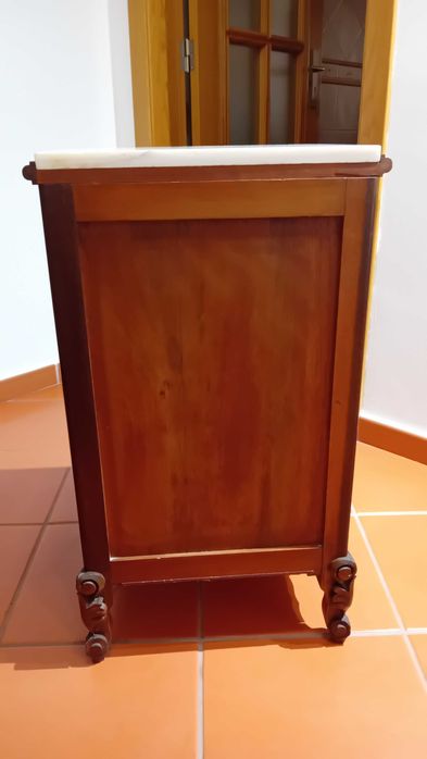 Mesa de Cabeceira Antiga