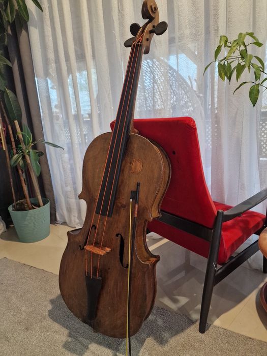Віолончель для декора