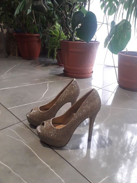 Szpilki na platformie złote  błyszczące śliczne