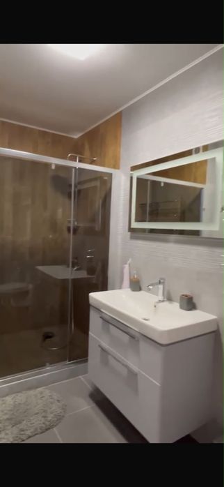Продам квартиру дворівневу  біля метро