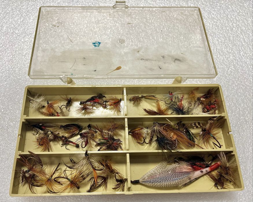 Zestaw starych muszek wędkarskich DAM oraz przyponów Hardy
