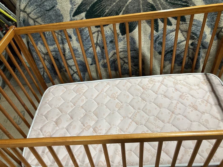 Cama de bebe com colchão em bom estado