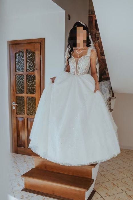Wyjątkowa i elegancka suknia ślubna (z trenem i welonem) – Szyta na miarę (Rozmiar 34/XS)