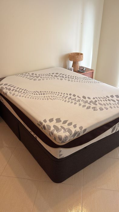 Cama de casal com arrumação e colchão