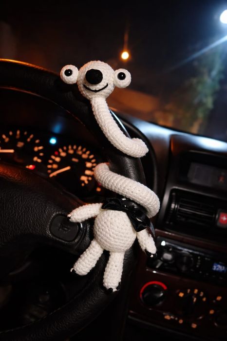 Оригінальна в’язана іграшка з кумедним характером та великими виразним