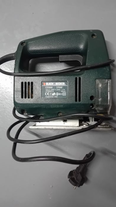 Serra  de corte vertical . Black e Decker .