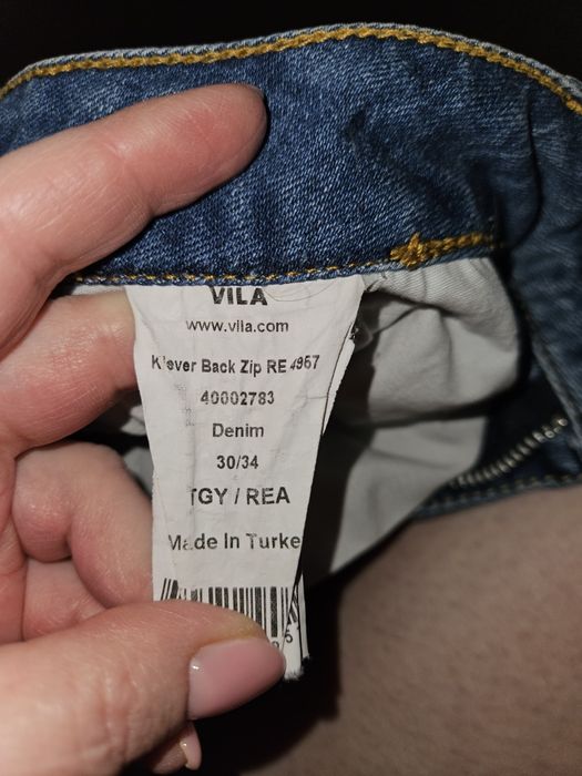 Jeansy z ozdobnymi zamkami