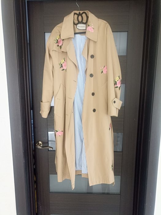 Продам тренч з вишивкою