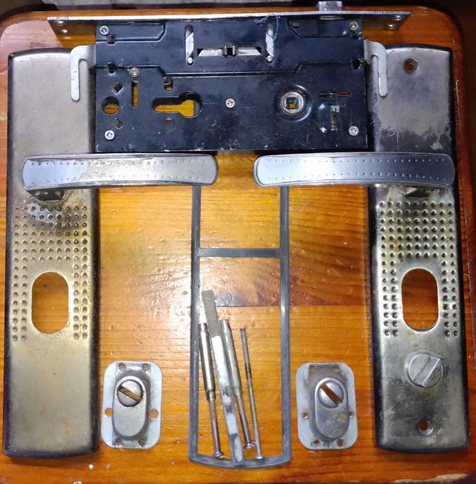 ручка дверная и накладка.+ разные замки с ручками.