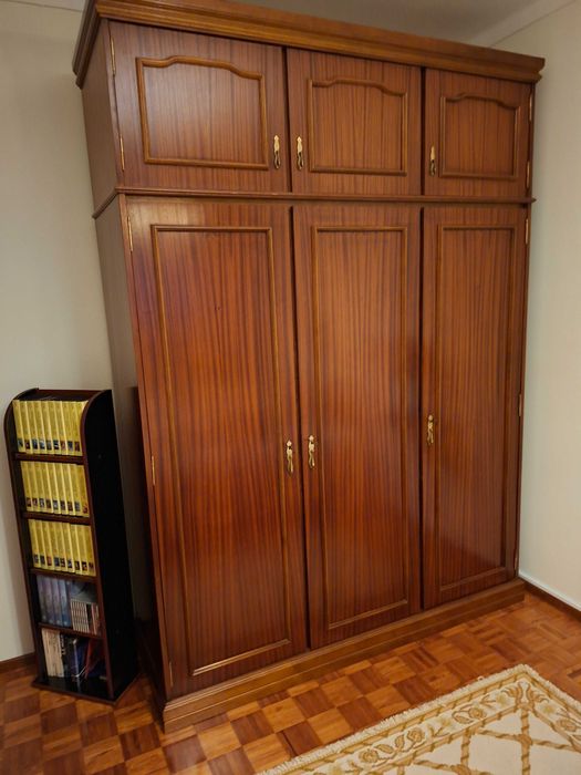 Armário roupeiro com 6 portas e 4 gavetas