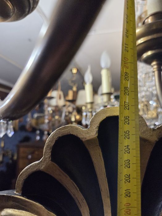 Imponente oratorio, vitrine em castanho