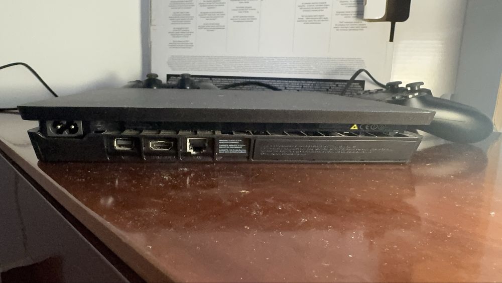 PS4 Slim 1TB + 2 comandos (Factory Reset + Pode ser desbloqueável)