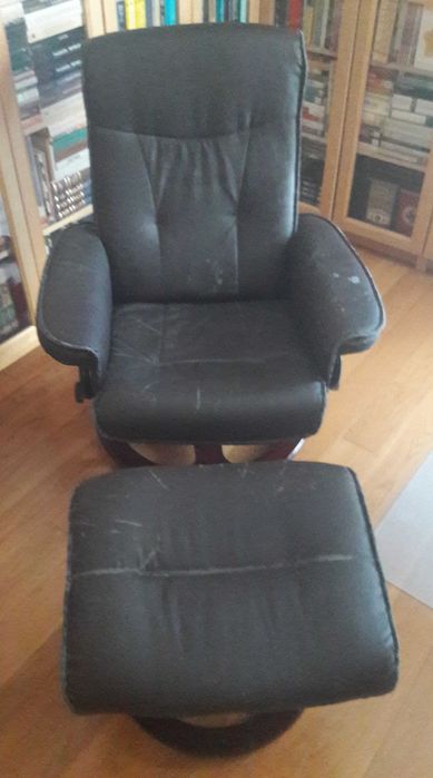 Poltrona Giratória e Reclinável. Com Apoio para os Pés independente