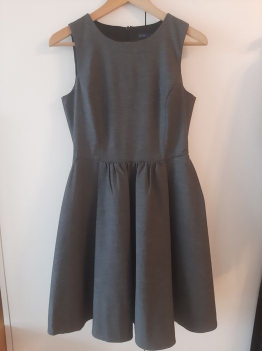 Szara sukienka, bardzo dobrze skrojona i uszyta, styl Old Money
