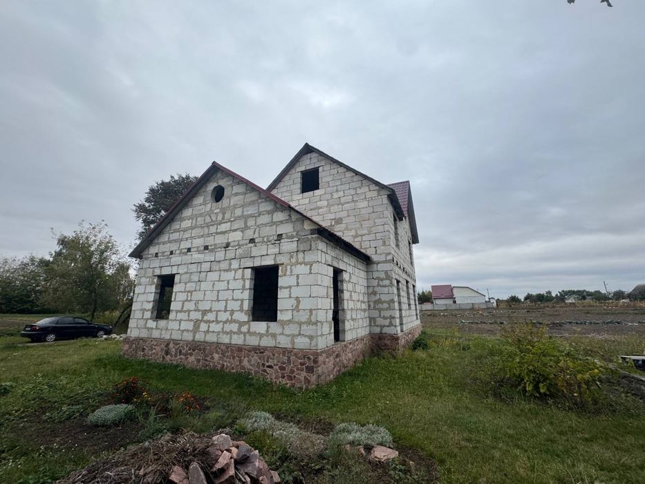 Земельна ділянка 10 соток з незавершеним будівництвом