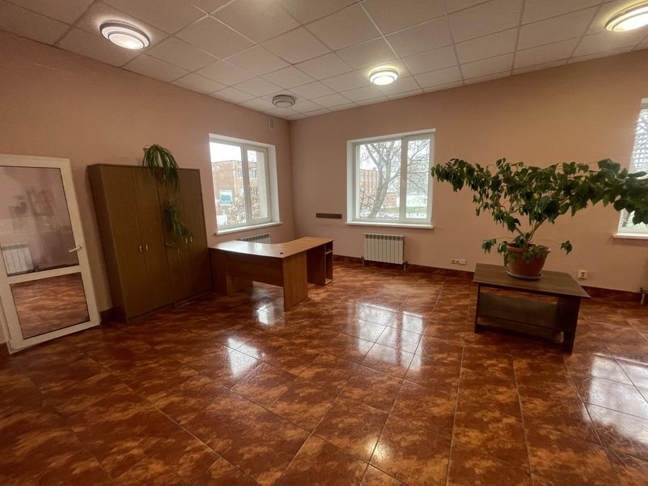 Офіс в центрі міста, є паркінг. 4 кімнати