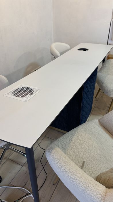 Манікюрний стіл на два робочих місця .