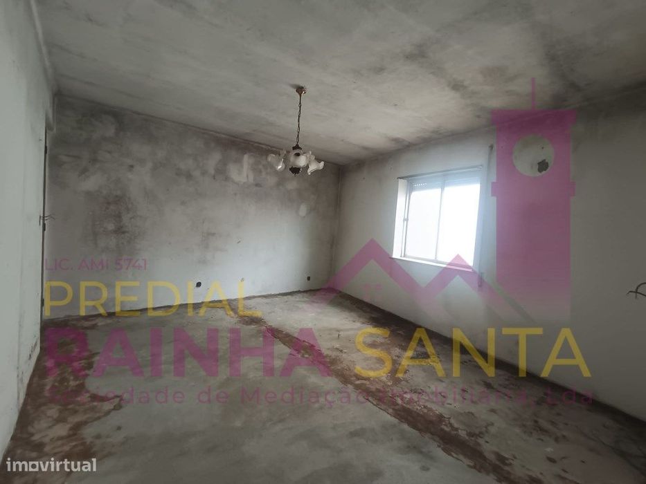 Moradia em 2 pisos para reabilitar. Quintal e anexo-Lousã