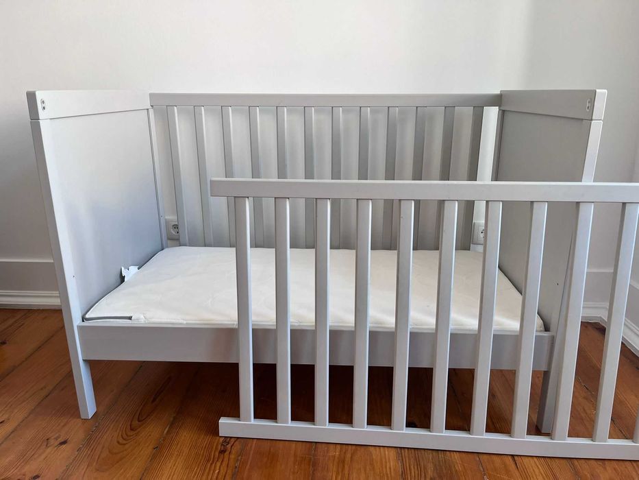 Conjunto berço SUNDVIK + colchão SKÖNAST – IKEA