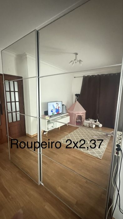 Roupeiro branco com portas de espelho