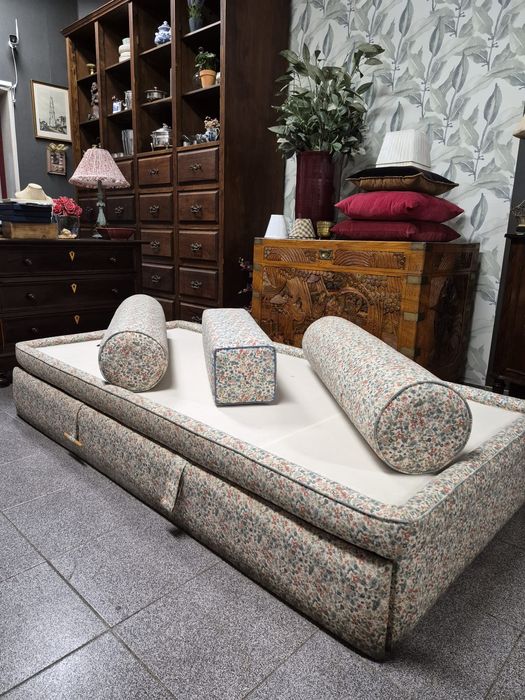 Sommier com Gaveta - Funcional e Elegante.