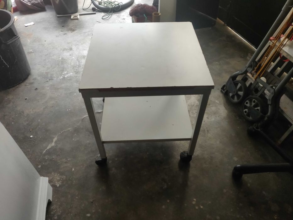 Mesa pequena branca