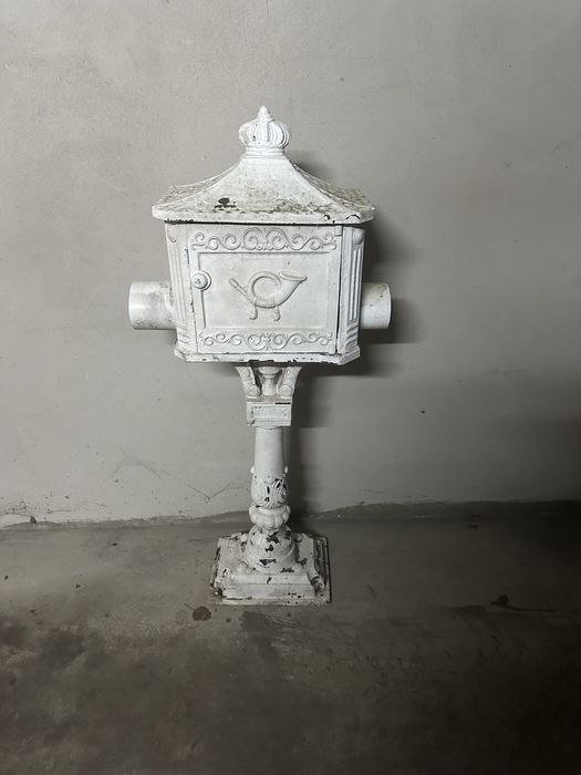 Bardzo stara skrzynka na listy i gazety antyczna na wysokiej nodze