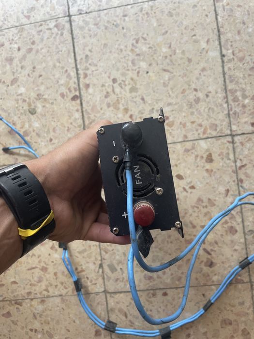 Inversor de corrente de 12V para 230V com 1500W de potência.