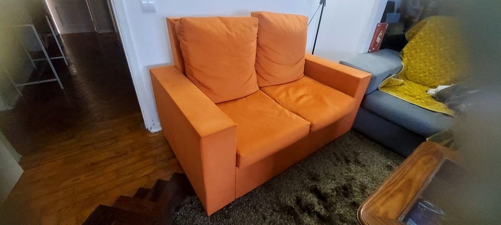Vende sofá de dois lugares pequeno e excelente estado.