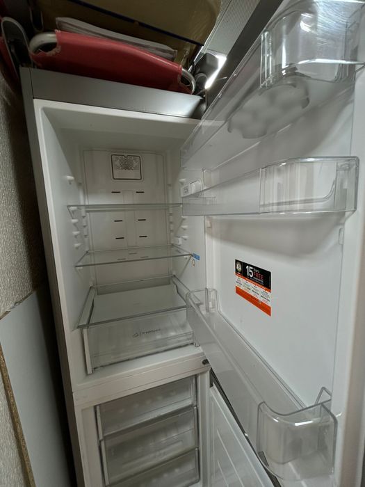 Frigorífico Combinado Indesit Inox – Muito bom estado – Pouco uso