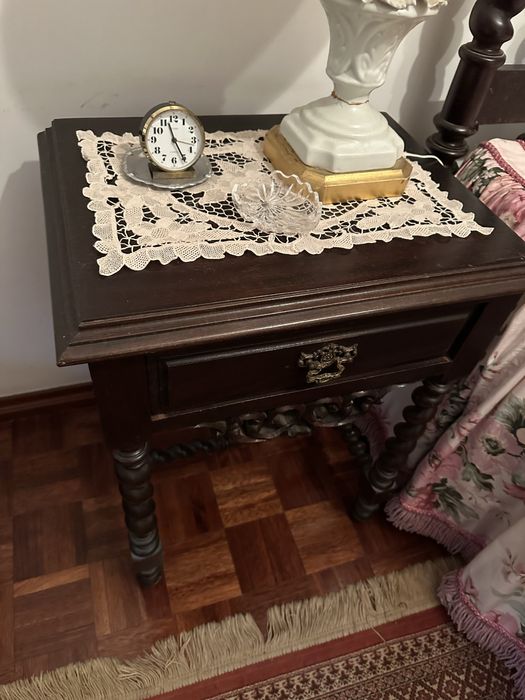 2 Mesas de cabeceira clássicas  em madeira