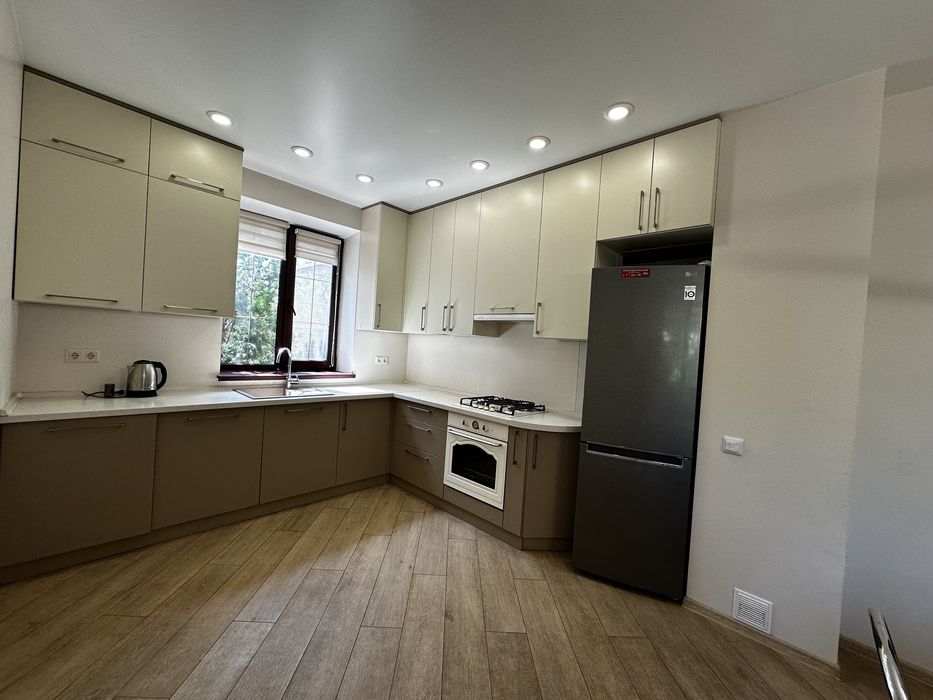 Шикарний будинок в мальовничій локації Бородянки