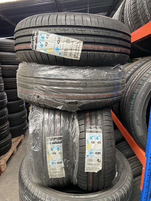 Pneus novos  205 / 65 R 15 Goodyear
