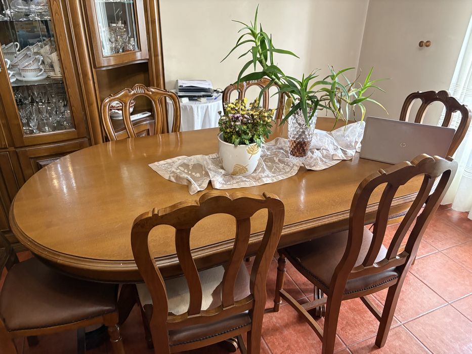 Mesa de madeira com 6 cadeiras