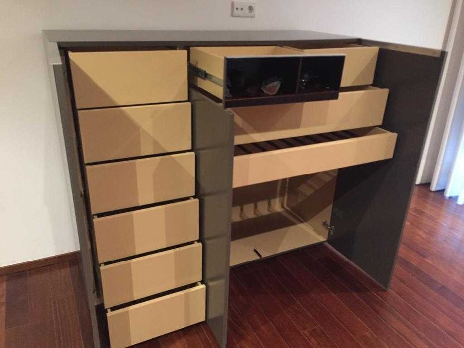 Móvel de decoração com bastantes arrumos.