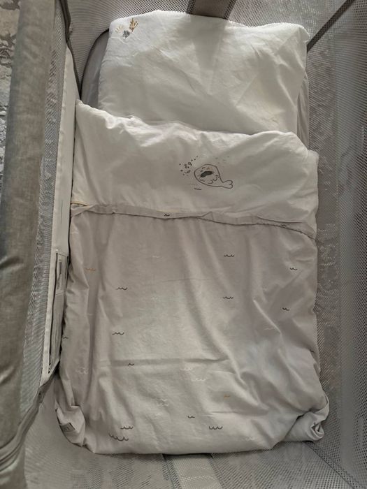 Детская кроватка на колесиках с постельным бельем, подушкой, матрассом